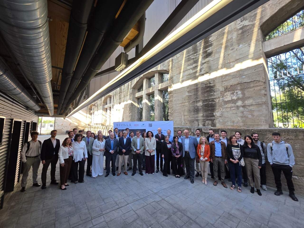 Foto de familia del IV Encuentro del Foro del Espacio de Sevilla, con SilvIA Earth entre los asistentes